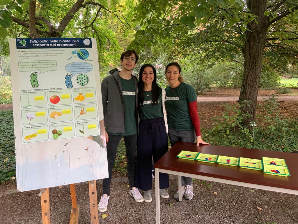 Our Researcher @CucinottaMara, post doc @rosi_1207 and master student @AlessandroRuiu at the Botanical Garden of CittàStudi @LaStatale for the event #Mendel200