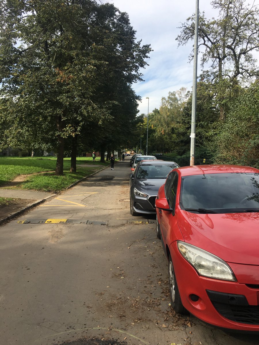 Jediný příchod ke škole (!), kde se konají pravidelně volby. Silnice, parkoviště, žádný chodník. Jeden z řady důvodu proč volím <a href="/solidarita2022/">Solidarita</a> a doufám, že se k moci nedostane ODS a jejich parta. Volím budoucnost, ne minulost.