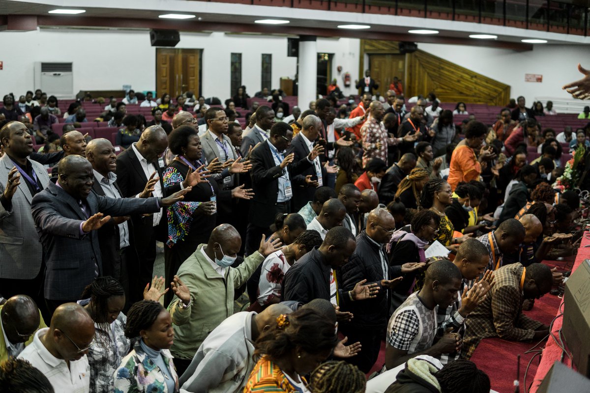 shineevangelism's tweet photo. Our time at the #Springboard2022 convention ended with a powerful sermon by @SammyWanyonyi and commissioning by Bishop Calisto Odede. Many rushed to the altar to commit their lives to share the gospel, in the world and in the marketplace. @CITAMKE https://t.co/xKrh9DVNn3