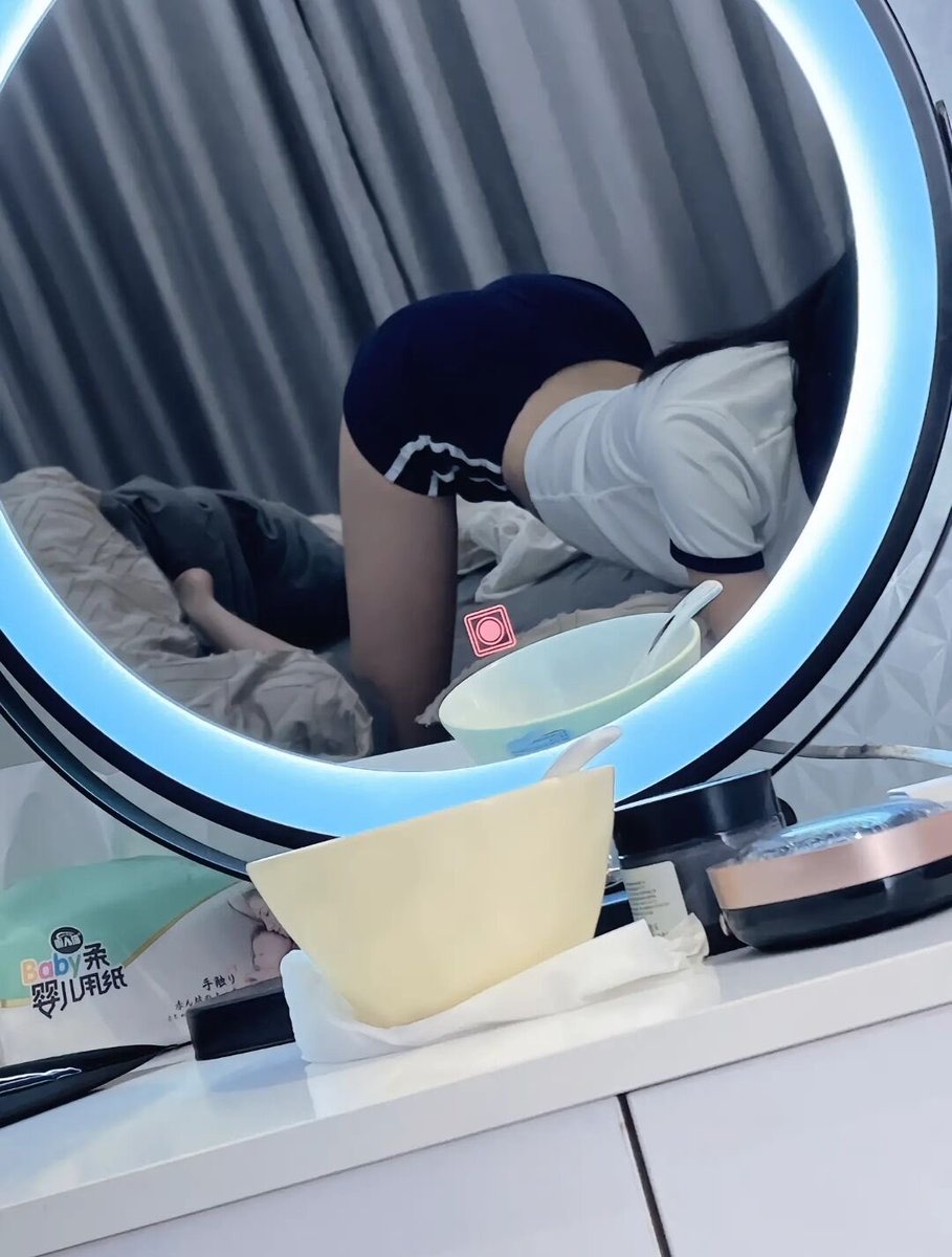 Pherr3325's tweet photo. How to keep the seat next to you empty.
#广州线下 https://t.co/wllqyVfC7o