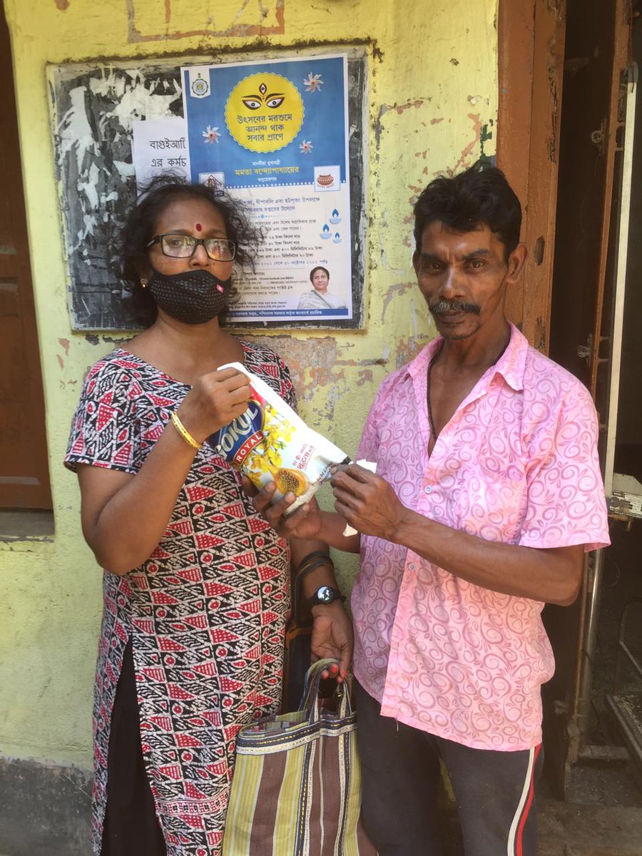 wbdfs's tweet photo. Distribution of Festive Items is going on under Duare Ration in DDR Barrackpore area.
#KhadyaSathi
#DuareSarkar
#FestiveItems
#EgiyeBangla
@egiye_bangla https://t.co/iaPkMIZtLc