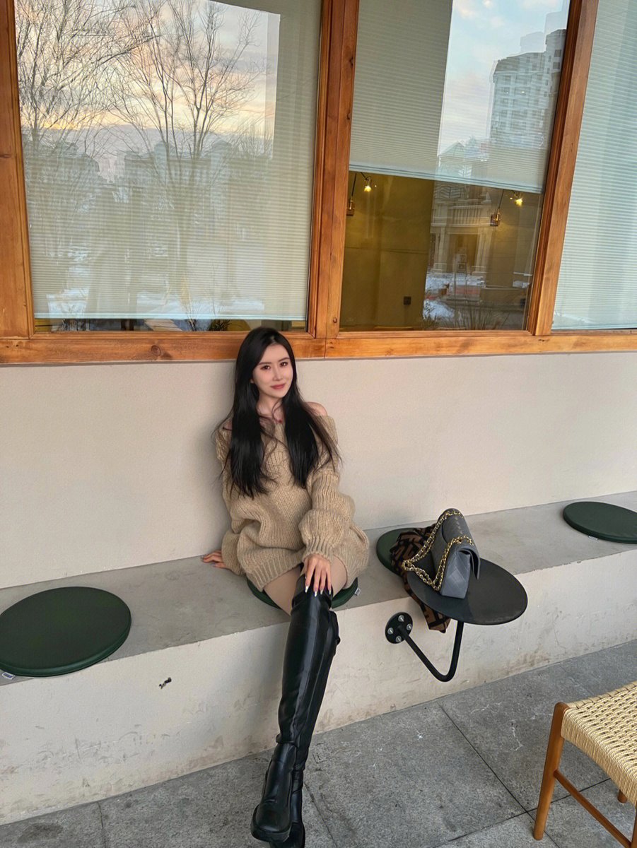 Open your beautiful smiling face and embrace a happy day. Good morning. May you be in a happy mood today. Live and work comfortably.