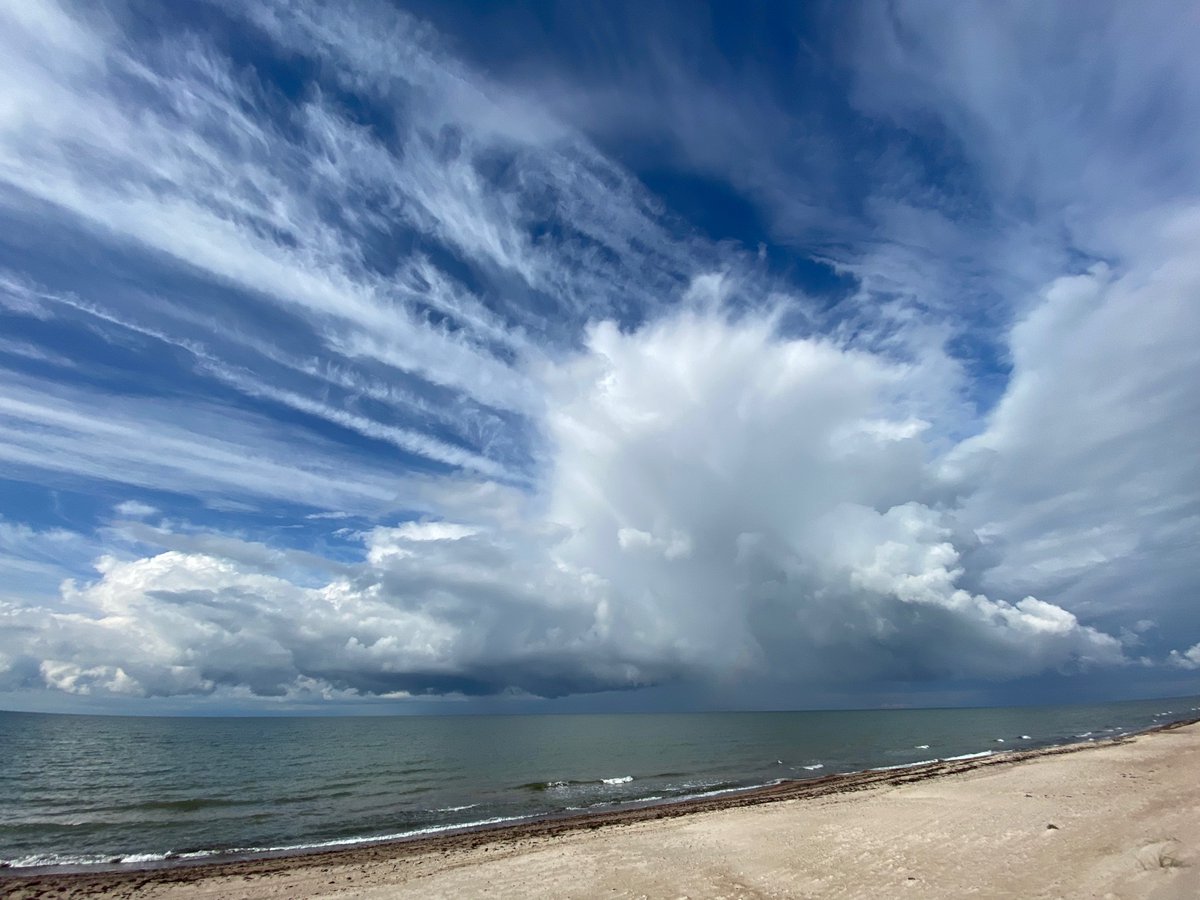 Neliels gubu-lietus mākonis jūrā pretī Papei.