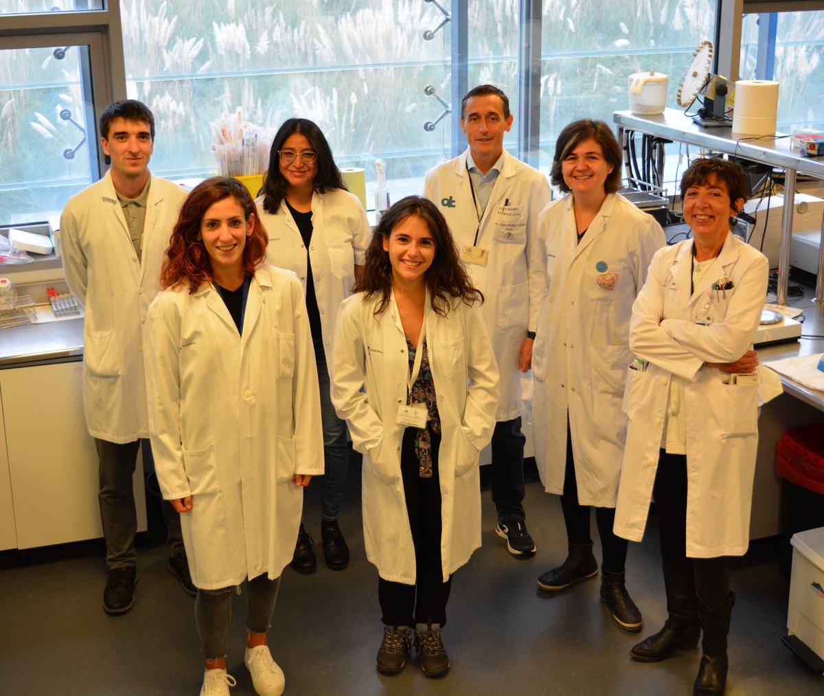 MariaCaffarel's tweet photo. Today is #WorldCancerResearchDay! 🧬🧪🧫🔬
Thanks to this amazing group of scientists who work as a team everyday to find new treatments for #breastcancer in @Biodonostia. @ASEICAnews @Ikerbasque @ContraCancerGP https://t.co/kbbQUYIfgS