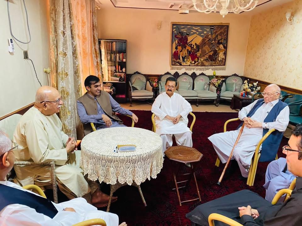 NDM_Official's tweet photo. کوئٹہ: این ڈی ایم کے وفد نے چیئرمین محسن داوڑ کی سربراہی میں پشتونخوا ملی عوامی پارٹی کے چیئرمین محمود خان اچکزئی سے ملاقات کی۔ این ڈی ایم کے وفد میں جنرل سیکرٹری مزمل شاہ، سینئر رہنما لطیف آفریدی ، ممبر مرکزی آرگنائزنگ کمیٹی ہارون بازئی شامل تھے۔
 
تفصیل:
https://t.co/CHab9HZzI3 https://t.co/8AFZoLFR6m