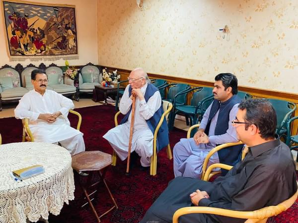NDM_Official's tweet photo. کوئٹہ: این ڈی ایم کے وفد نے چیئرمین محسن داوڑ کی سربراہی میں پشتونخوا ملی عوامی پارٹی کے چیئرمین محمود خان اچکزئی سے ملاقات کی۔ این ڈی ایم کے وفد میں جنرل سیکرٹری مزمل شاہ، سینئر رہنما لطیف آفریدی ، ممبر مرکزی آرگنائزنگ کمیٹی ہارون بازئی شامل تھے۔
 
تفصیل:
https://t.co/CHab9HZzI3 https://t.co/8AFZoLFR6m