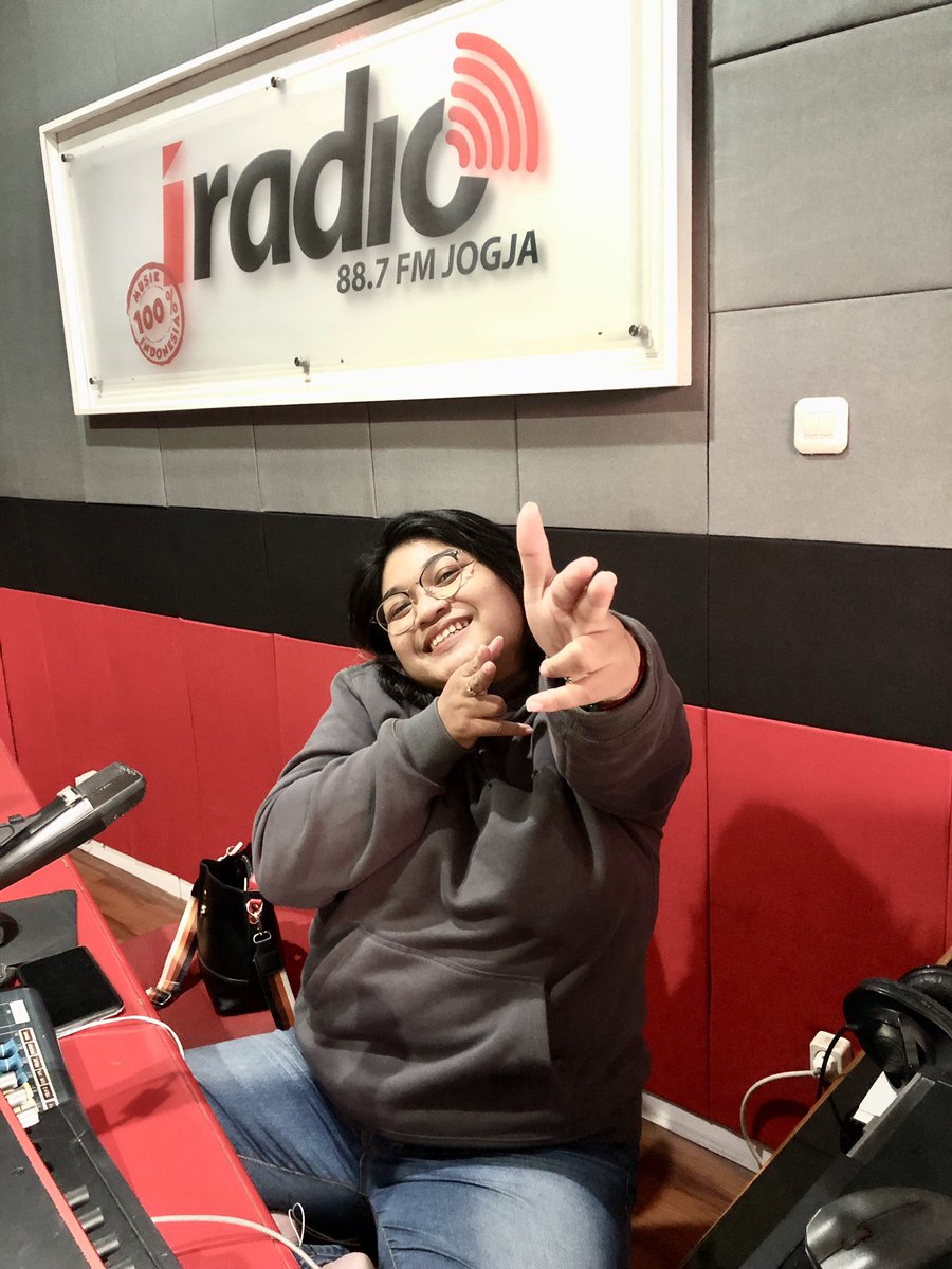 iswarajogja's tweet photo. Merencanakan sabtu malam mau kemana ditemani Saras Adelia, 2 jam awal sila rikues lagu-lagu jadul yang kangen Anda dengarkan π
WhatsApp: https://t.co/Yvkcg6tP2i
Streaming: https://t.co/7YJgokthbA
#IRadioJadul
#SoreSoreWeekend https://t.co/w6dZNmNvaP