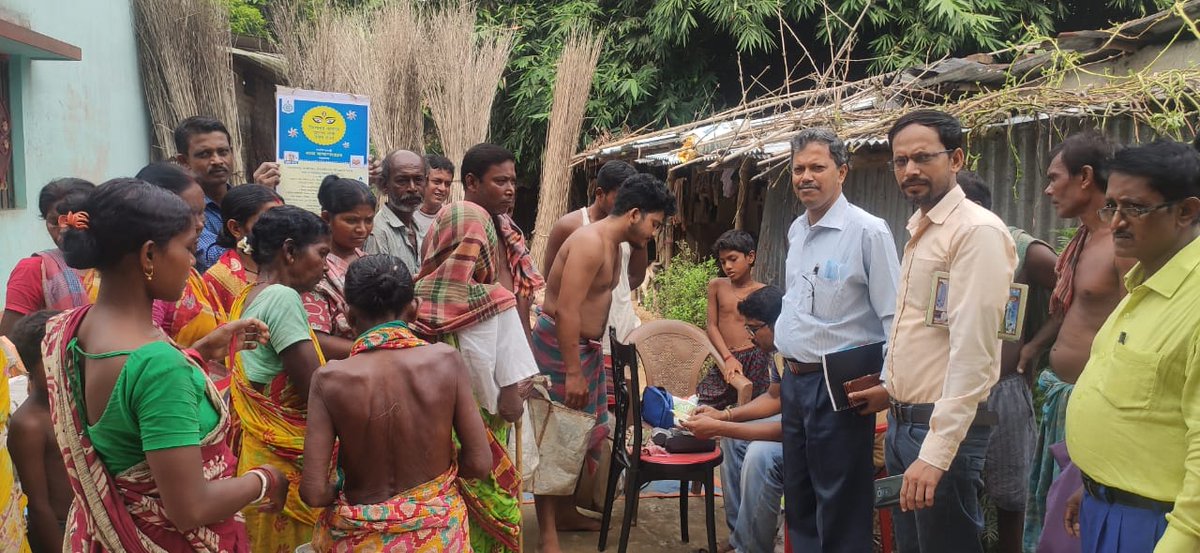 wbdfs's tweet photo. Distribution of Festive Items is going on under Duare Ration in Dakshin Dinajpur District.
#KhadyaSathi
#DuareSarkar
#FestiveItems
#EgiyeBangla
@egiye_bangla https://t.co/i1zgN3YUyi