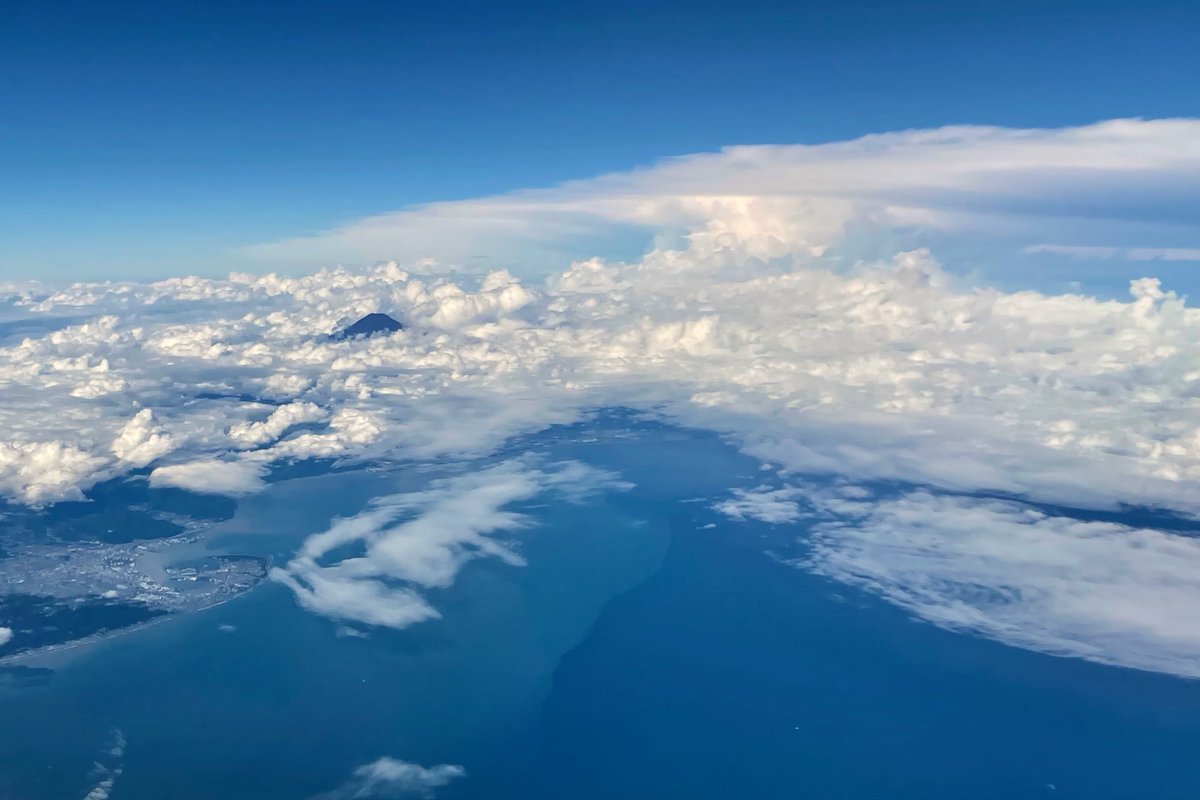 Large sediment plumes in the Suruga Bay after the passage of #台風15号 in Shizuoka Pref. where it rained &gt;300mm in last 24:00.
Shizuoka on ⬅️, typhoon moving east on ➡️, Fuji san peeks through the clouds.
Looking north on a Nagasaki&gt;Tokyo ✈️