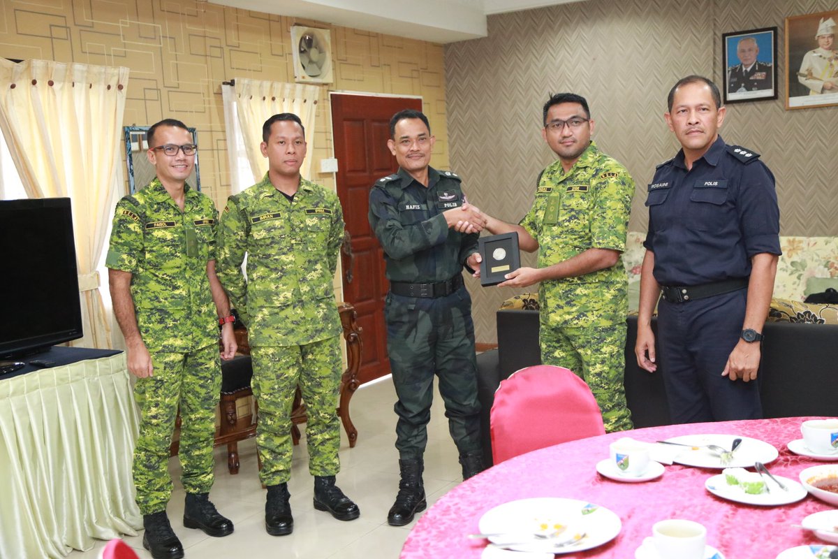 23 Sept 2022 | Jumaat :
Kunjungan Hormat Pemangku Pengarah Bahagian Latihan, Ibu Pejabat RELA kpd Komandan Pusat Latihan Pasukan Gerakan Am, Ulu Kinta, Perak.
#RELAMalaysia #SetiaBerbakti 

<a href="/KDNPUTRAJAYA/">KDN🇲🇾</a> <a href="/dhzhamzah/">Hamzah</a> <a href="/IsmailSaid087/">DS Dr. Ismail Mohamed Said</a> <a href="/jonathanyasin/">jonathan yasin</a> <a href="/wandahlan/">Wan Ahmad Dahlan</a> <a href="/yahyakgc/">Yahya Sulaiman</a>