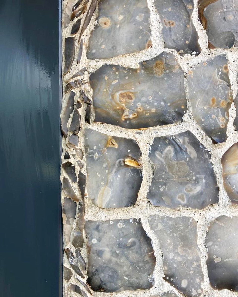 dunne_ltd's tweet photo. Back to the contemporary flint build in Hertfordshire this week to dress the reveals with flint gallets. We’ll post some ‘fuller’ photos soon.

#FlintWall #Flint #FlintWalls #lime #Hertfordshire #FlintGallets #LimeMortar #FlintKnapper #heritage  #craftsmanship #HeritageSkills https://t.co/DpNIQuQoIN