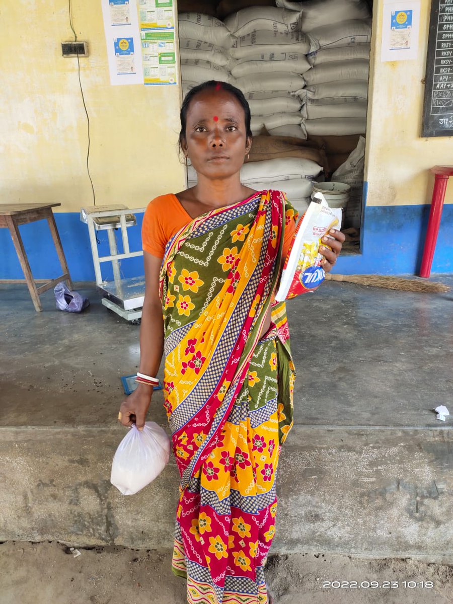 wbdfs's tweet photo. Distribution of Festive Items is going on under Duare Ration in Uttar Dinajpur District.
#KhadyaSathi
#DuareSarkar
#FestiveItems
#EgiyeBangla
@egiye_bangla https://t.co/iUwZ3k0BUu