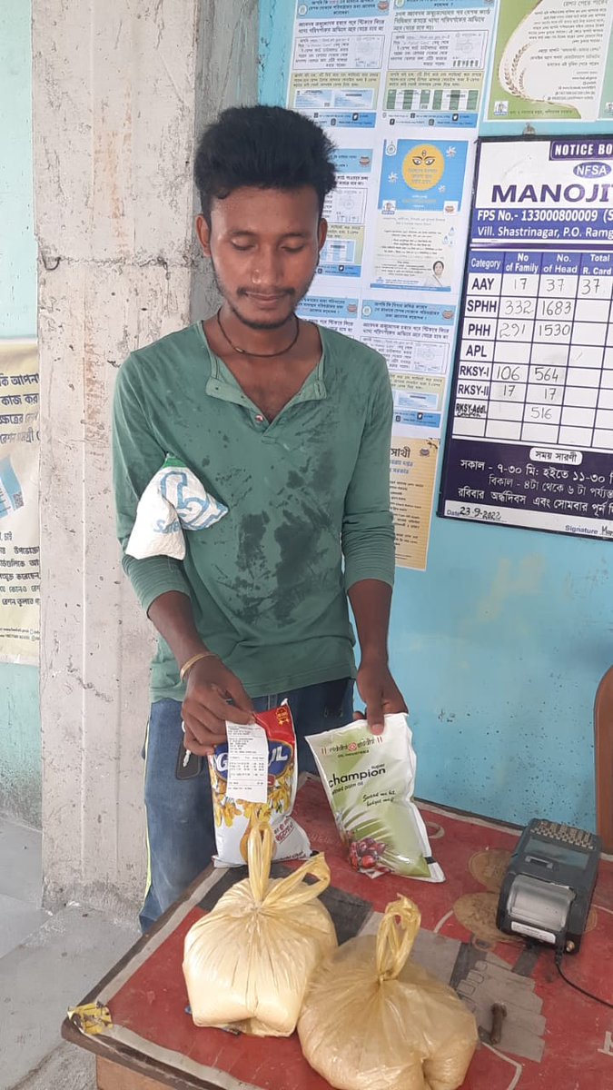 wbdfs's tweet photo. Distribution of Festive Items is going on under Duare Ration in Uttar Dinajpur District.
#KhadyaSathi
#DuareSarkar
#FestiveItems
#EgiyeBangla
@egiye_bangla https://t.co/iUwZ3k0BUu