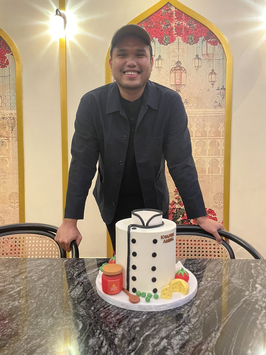 nawalhudaa's tweet photo. Omg i buat cake birthday untuk @khairulaming rupanya. Ingatkan orang nama sama macam KA or peminat KA. Bila sampai venue MEMANG KA 😭😂 

cubit i pls. Alhamdulillah😭 https://t.co/CjSVOL1V3C