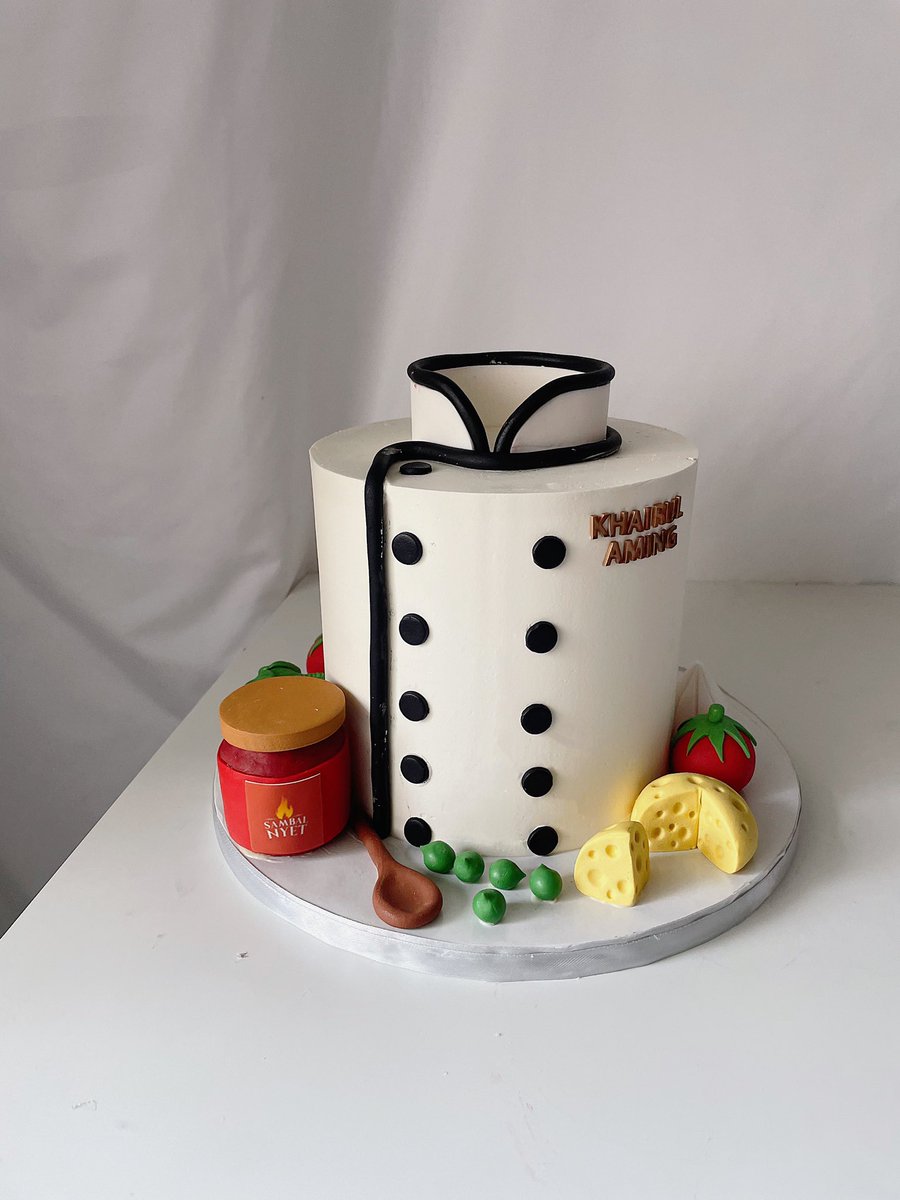 nawalhudaa's tweet photo. Omg i buat cake birthday untuk @khairulaming rupanya. Ingatkan orang nama sama macam KA or peminat KA. Bila sampai venue MEMANG KA 😭😂 

cubit i pls. Alhamdulillah😭 https://t.co/CjSVOL1V3C
