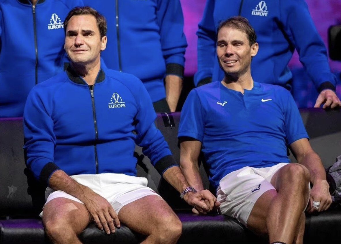 UDLP_Oficial's tweet photo. Una imagen para la historia, una lección para el mundo del deporte: grandes, dentro y fuera de las pistas.

¡Gracias, gracias y gracias! 👏👏👏

#LaverCup https://t.co/snFeHmbiuG