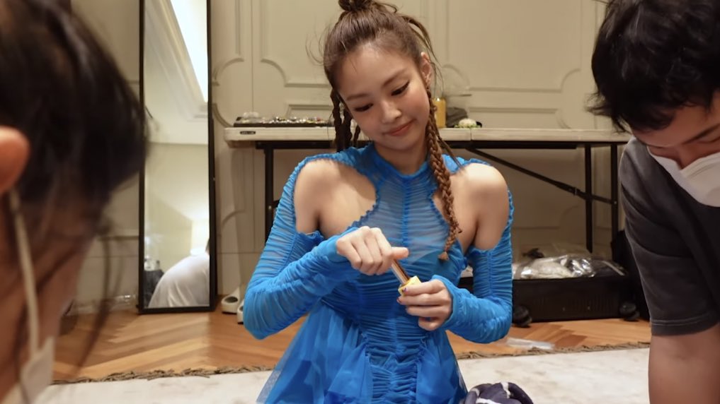 bIinksupreme's tweet photo. jennie painting the staffs’ nails in between takes she’s adorable 😭 https://t.co/SBn83ZaCWD