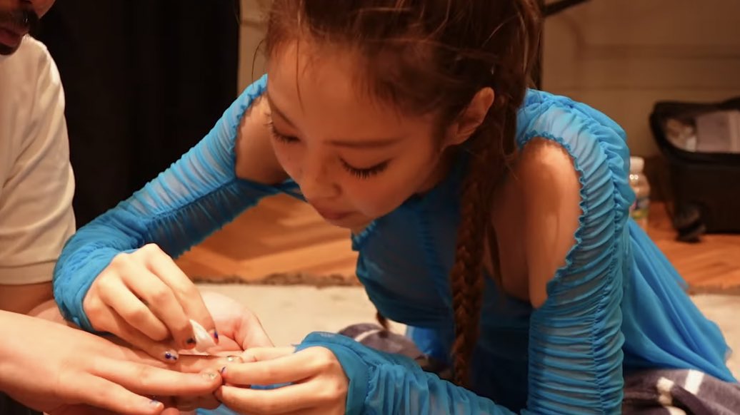bIinksupreme's tweet photo. jennie painting the staffs’ nails in between takes she’s adorable 😭 https://t.co/SBn83ZaCWD