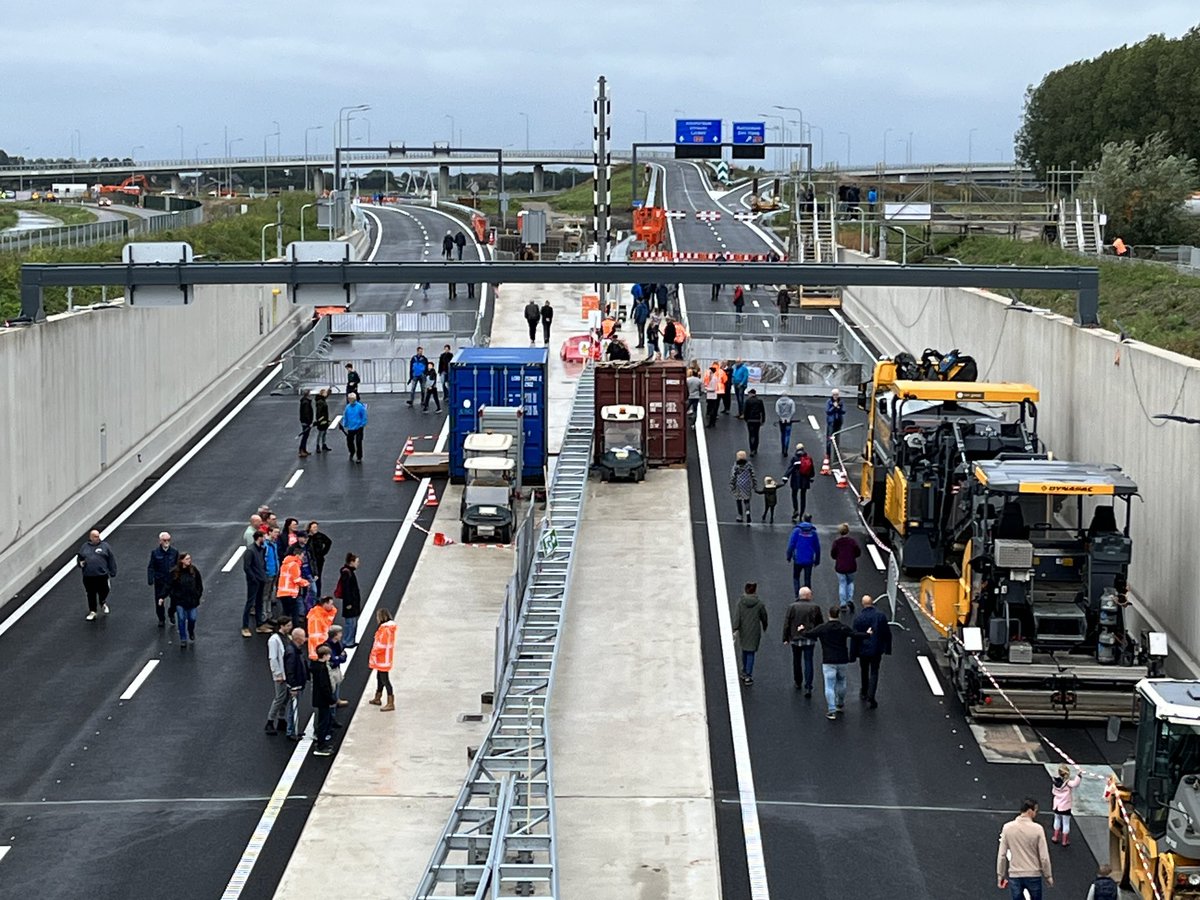 Het is al vroeg druk in de Corbulotunnel van de Rijnlandroute. Er worden op de open dag vandaag 3500 mensen verwacht. <a href="/omroepwest/">Omroep West</a> @sleutelstad
