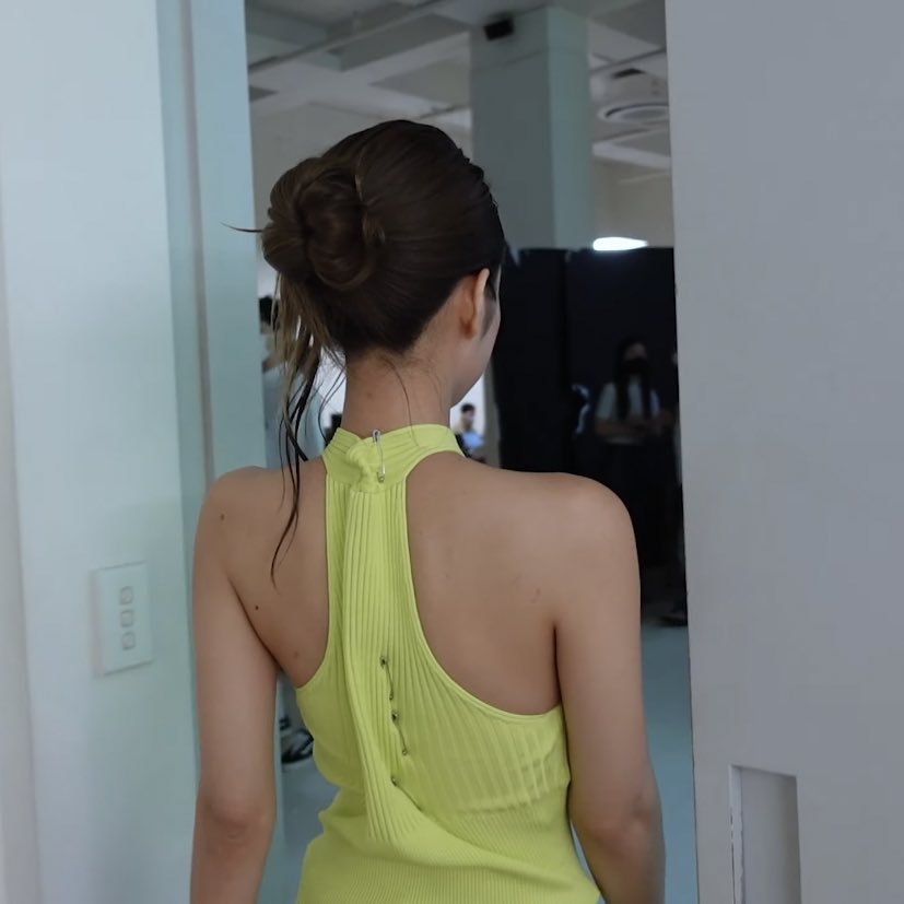 jennie’s shoulders…