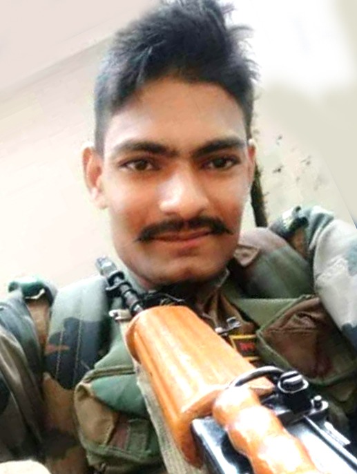 mlkhattar's tweet photo. महेंद्रगढ़ के गांव सुंदरह के जवान करण सिंह जी का पहलगाम (जम्मू-कश्मीर) में वीरगति को प्राप्त होने का दुखद समाचार मिला।

इस मुश्किल घड़ी में पूरा प्रदेश उनके परिवार के साथ खड़ा है।

ईश्वर पुण्यात्मा को शांति प्रदान करें।

ॐ ���ांति!! https://t.co/mWYPKvBkoN