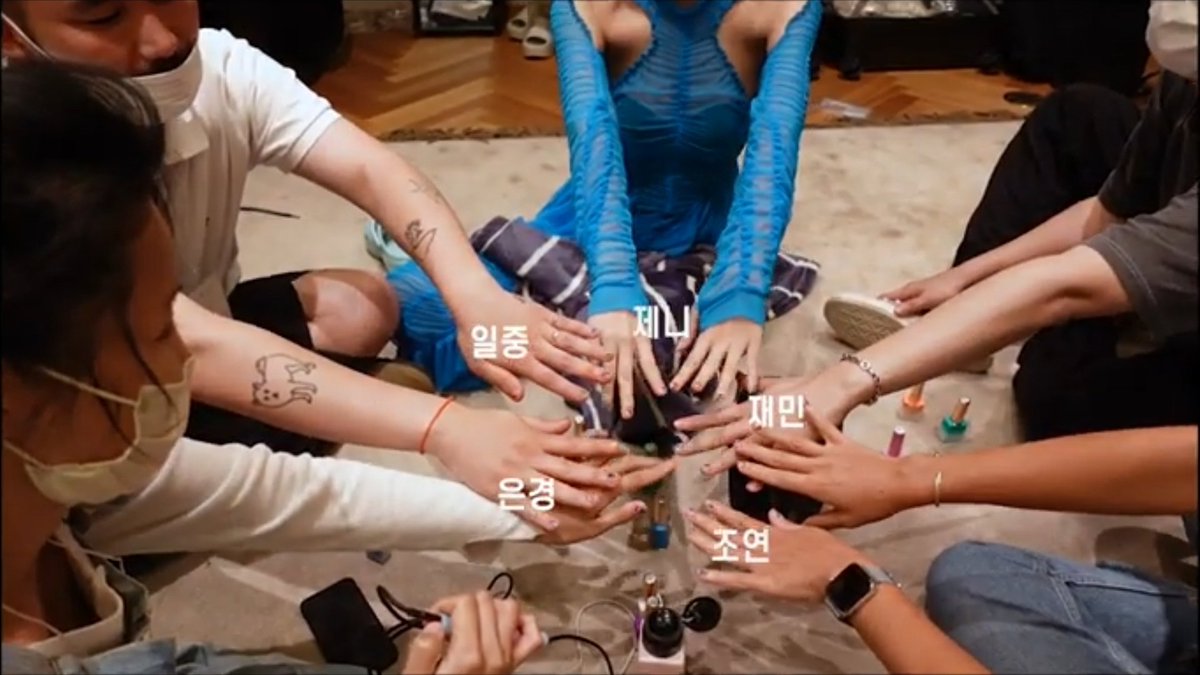 jennie is so close with her staff she is comfortably painting their nails. no wonder all the people she works with always calls her an angel, love her sm.