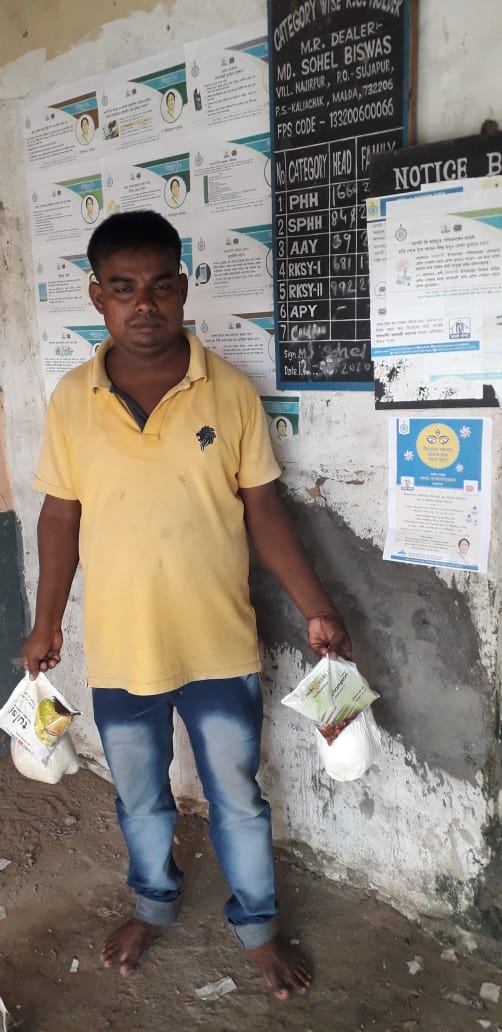 wbdfs's tweet photo. Distribution of Festive Items is going on under Duare Ration in Malda District.
#KhadyaSathi
#DuareSarkar
#FestiveItems
#EgiyeBangla
@egiye_bangla https://t.co/o9WtXaxOGR