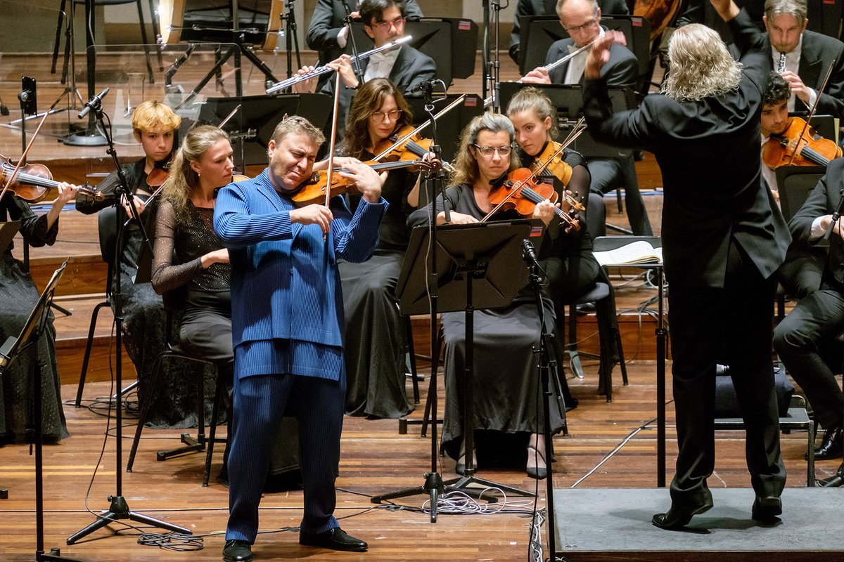 conradvanalphen's tweet photo. A dream come true!! Brahms Violin Concerto with the one and only #MaximVengerov and our lovely @sinfoniardam
@deDoelen 
#Rotterdam
Photos Jan Hordijk https://t.co/noCFHGbPhx