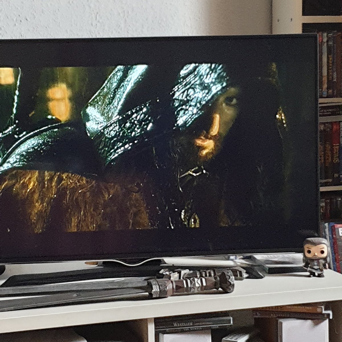 gonzobyrne's tweet photo. Time for #breakfast and to go on with my #thehobbit #lordoftherings #marathon
#desolationofsmaug it is now
And here comes my well hooded king 😍
#dailyarmitage #richardarmitage #thorin #thorinoakenshield #king #dwarf #middleearth #goodmorning #funkopop https://t.co/0VizrN007d
