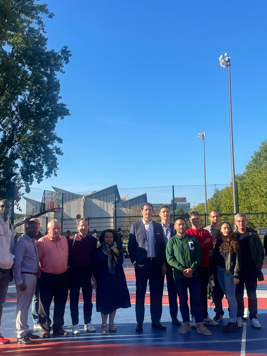 Inauguration des terrains de 3X3 Claude Bernard &amp; Ladoumègue à <a href="/Paris19e/">Mairie du 19e</a> ! Avec <a href="/ffbasketball/">Fédération Française de BasketBall</a> <a href="/Agence_du_Sport/">Agence nationale du Sport</a> <a href="/pacteutile/">Pacte Utile Caisse d’Epargne</a> <a href="/Caisse_Epargne/">Caisse d'Epargne</a> nous continuons à rénover artistiquement nos terrains Parisiens 🔥🏀
