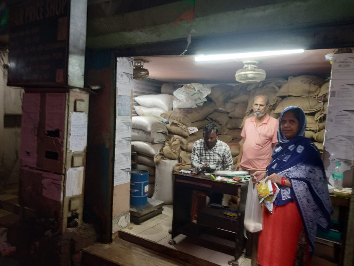 wbdfs's tweet photo. Distribution of Festive Items is going on under Duare Ration in DDR Asansol area.
#KhadyaSathi
#DuareSarkar
#FestiveItems
#EgiyeBangla
@egiye_bangla https://t.co/NNscPiRZWW