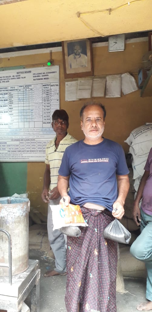 wbdfs's tweet photo. Distribution of Festive Items is going on under Duare Ration in DDR Asansol area.
#KhadyaSathi
#DuareSarkar
#FestiveItems
#EgiyeBangla
@egiye_bangla https://t.co/NNscPiRZWW