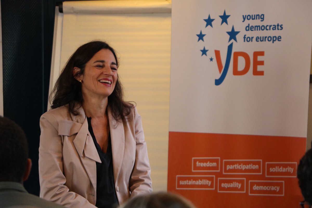J_Democrates's tweet photo. 🟠 Petit-déjeuner avec les @YoungDemsEU autour de @laurencefarreng et @UgoRostaing.

💬 " Nous poussons pour étendre l'Année européenne de la jeunesse à 2023. La jeunesse doit continuer à être au cœur de nos politiques "
- @laurencefarreng https://t.co/p9DCOCr0ju