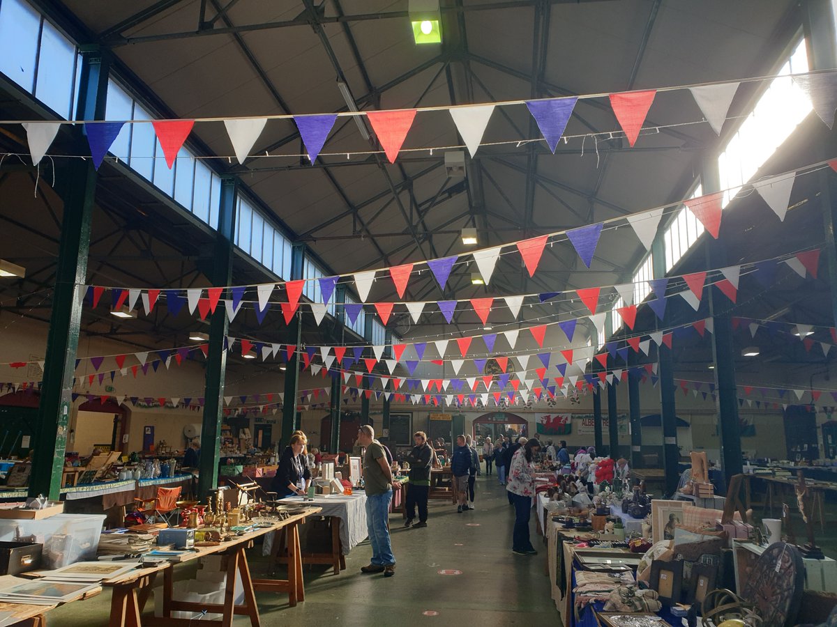 It is Saturday and it is the 'Flea and Found' market in Brecon today - lots of bargains available - do pop in and Visit Brecon on this beautiful sunny morning.
#visitbreconbeacons #visitwales #Brecon #breconbeacons #breconbeaconsnationalpark #coveredmarket #markets #wales