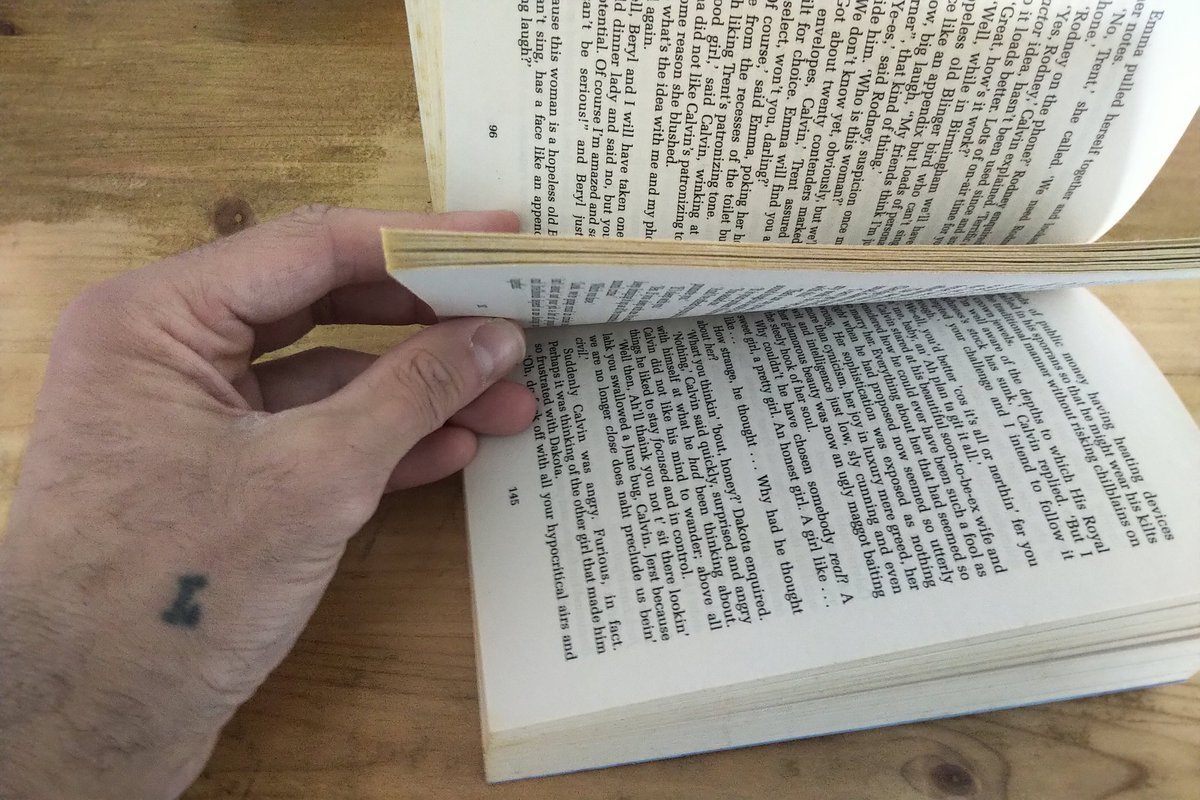 bobbbie's tweet photo. Damn, reading Chart Throb by #BenElton and something's gone drastically wrong... #books #reading #mistake #fuckup #blamethepublisher #whathaveImissed #cliffnotesplease https://t.co/UkyFWrmPyY