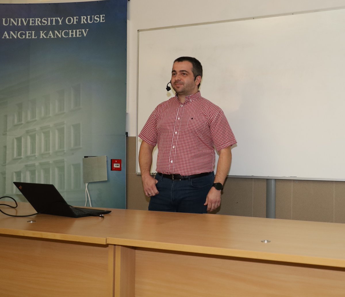 ittourbg's tweet photo. Лекция № 2️
☁️ AWS Cloud and DevOps Engineer - demystified 〰️ Тодор Тодоров
#ITTour #RuseConf https://t.co/l1PVmkzimn