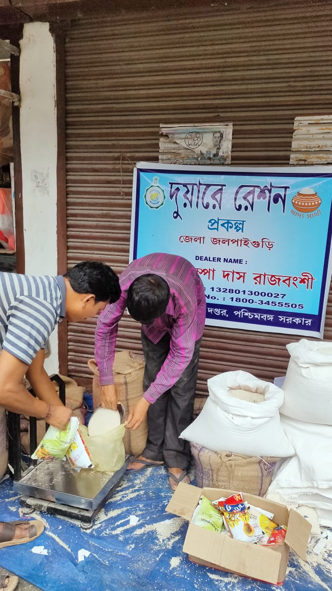 wbdfs's tweet photo. Distribution of Festive Items is going on under Duare Ration in Jalpaiguri District.
#KhadyaSathi
#DuareSarkar
#FestiveItems
#EgiyeBangla
@egiye_bangla https://t.co/Td190aQi6Z