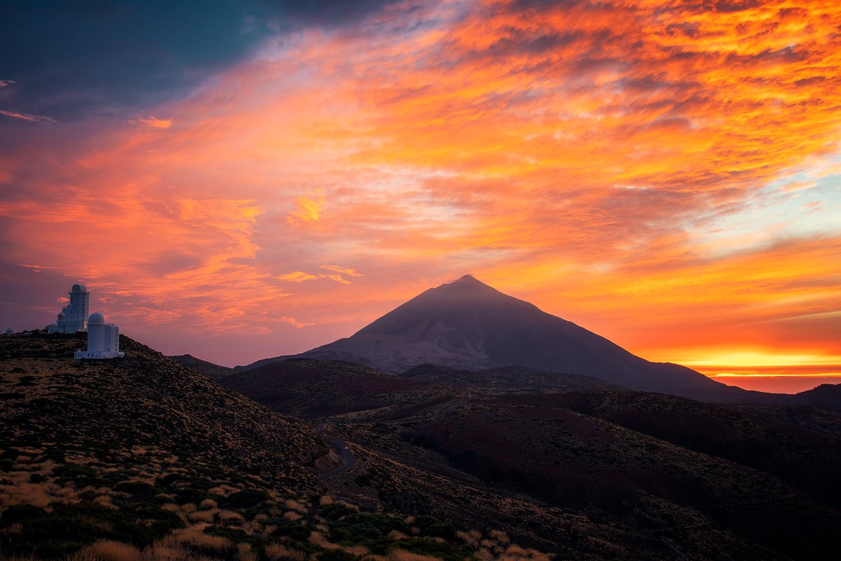 Increíble atardecer el de ayer viernes 23 de Septiembre desde el Parque Nacional del Teide. Los coletazos de la tormenta que se acerca a Canarias regalándonos unos cielos coloridos. Mientras que para hoy sábado ya amanecía nublado y con algún chubasco. 🌧