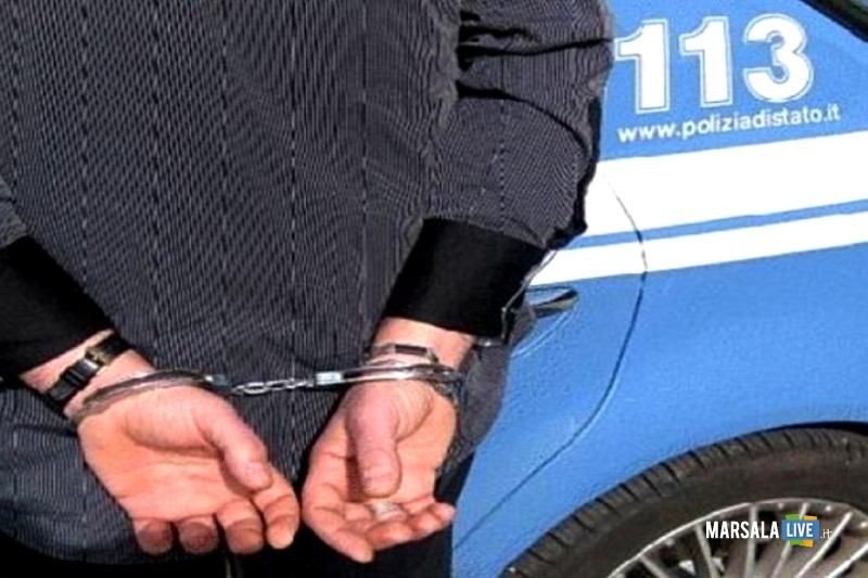 YouTvrs's tweet image. #Rapina una #Tabaccheria e si dà alla fuga: 18enne rintracciato e arrestato nella sua abitazione - youtvrs.it/rapina-una-tab… 
#Auto #Macerata #Rapinatore