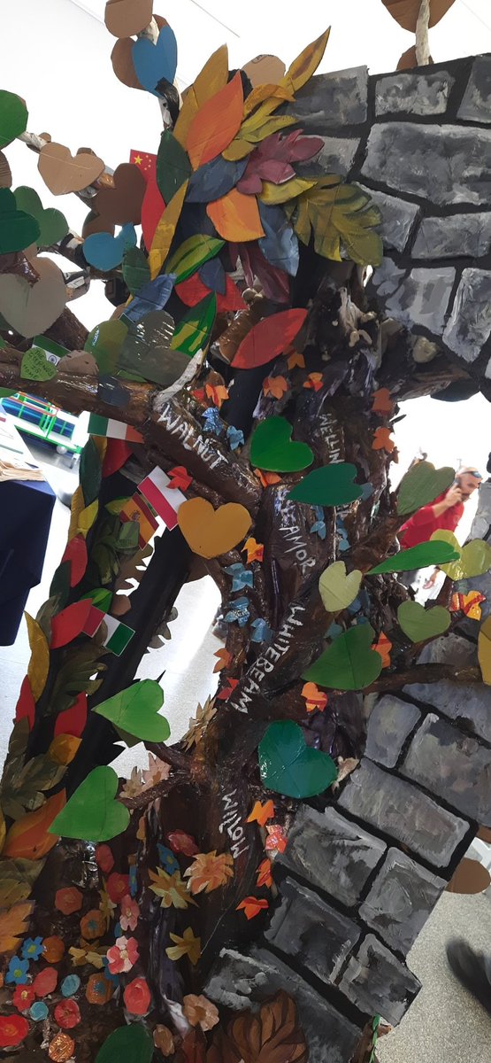 Amazing community tree Co-produced with the students of the local school to engage the community to celebrate Gurnos <a href="/OUCymru/">The OU in Wales</a> #crosspollination #celebratinggurnos