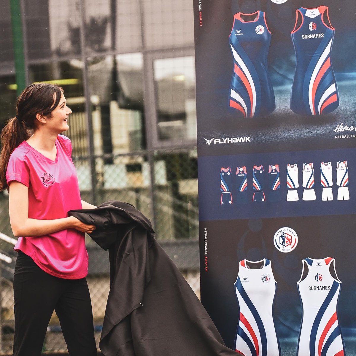 netballfrance's tweet image. Drumroll please…

Introducing the first-ever French national team dress, unveiled by winning designer Louise Fitzpatrick from LMML Netball whose concepts have been brought to life by our partners @FlyhawkNetball 

What a way to start the day at #CDFDN22!