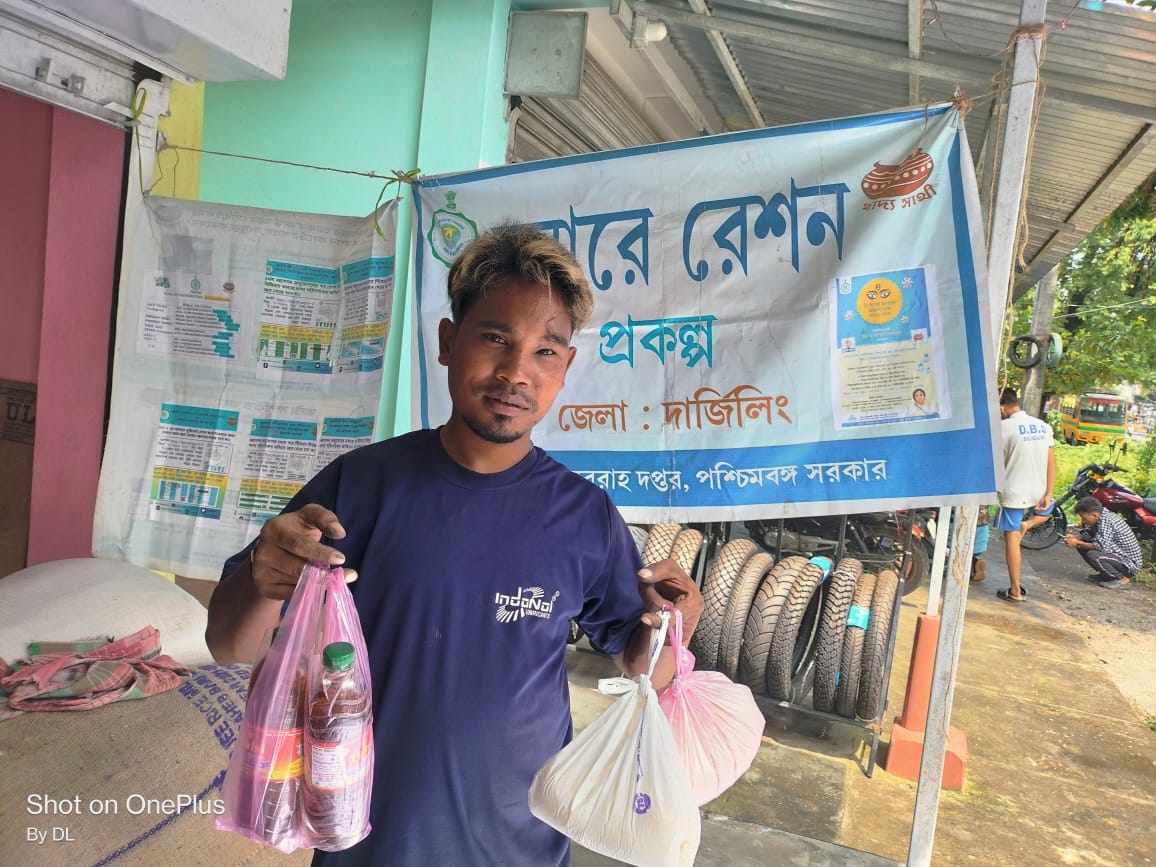 wbdfs's tweet photo. Distribution of Festive Items is going on under Duare Ration in Darjeeling District.
#KhadyaSathi
#DuareSarkar
#FestiveItems
#EgiyeBangla
@egiye_bangla https://t.co/CJaqPG7e3d