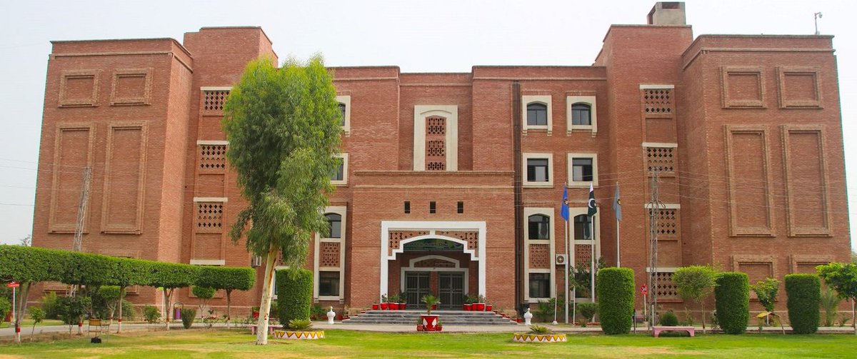 SaadonaBreak1's tweet photo. #5YearsOfSS 
Initiative of CM Shahbaz sharif

Daanish school D.G Khan Girls

Free education for 1537 Girls

This school was established in 2015 https://t.co/hXps0p5Il7