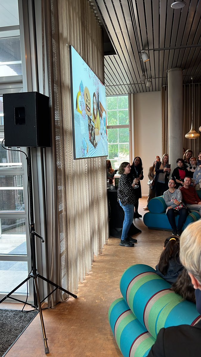 koryoinleiden's tweet photo. En nu de presentatie van huidige Koreastudies student Titia de Laat over hoe je niet hoeft op te groeien en K-pop fandom achter je te laten. De boodschap viel heel goed bij de aanwezigen! https://t.co/BgdupO8rhF