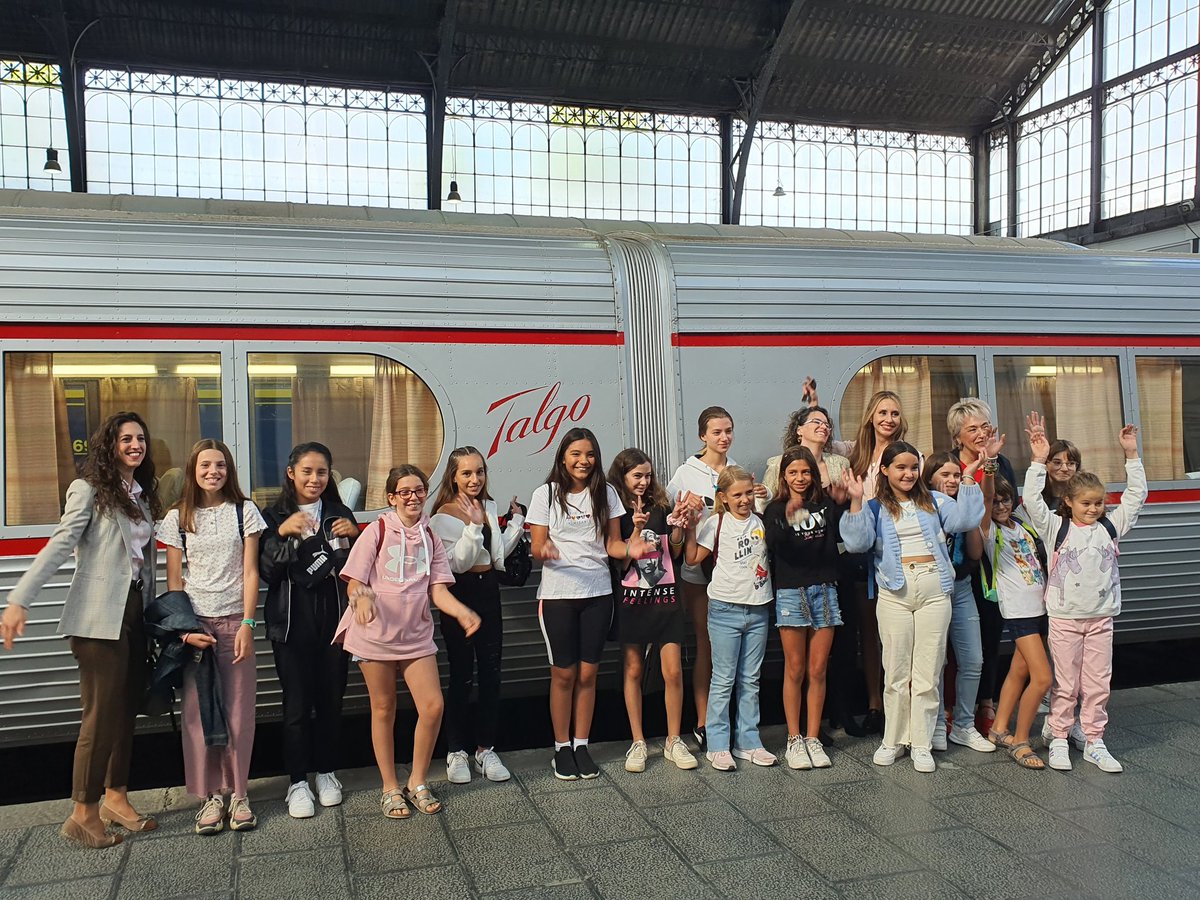creatica_ong's tweet photo. Hoy junto a @FUNDACIONTALGO y @ffe_es inspirando a #chicas hacia las #STEM #ingeniería #GirlsCreateTech #MuseoFerrocarril https://t.co/UYG1i7iA0q