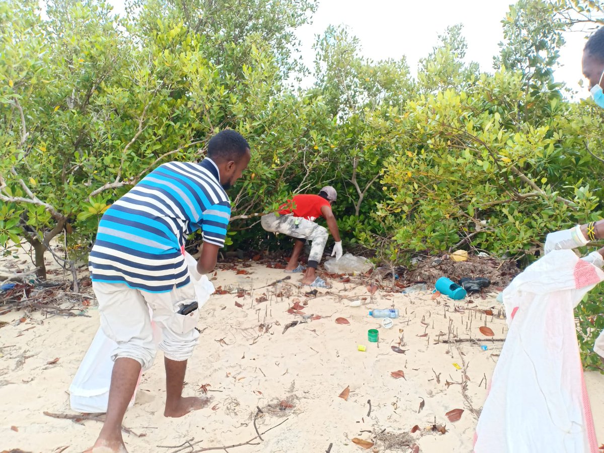 fridays_kenya's tweet photo. ๐Lamu, Kenya
With different sectors of society worldwide, led by the most marginalised, letโs bring back the power to the people whose influence has been stolen. Letโs build a system and home where we prioritize #PeopleNotProfit #FFFKE #LossandDamage
@FFFMAPA @Fridays_Lamu https://t.co/NRxlEFxiYu