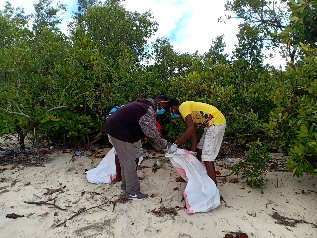 fridays_kenya's tweet photo. ๐Lamu, Kenya
With different sectors of society worldwide, led by the most marginalised, letโs bring back the power to the people whose influence has been stolen. Letโs build a system and home where we prioritize #PeopleNotProfit #FFFKE #LossandDamage
@FFFMAPA @Fridays_Lamu https://t.co/NRxlEFxiYu