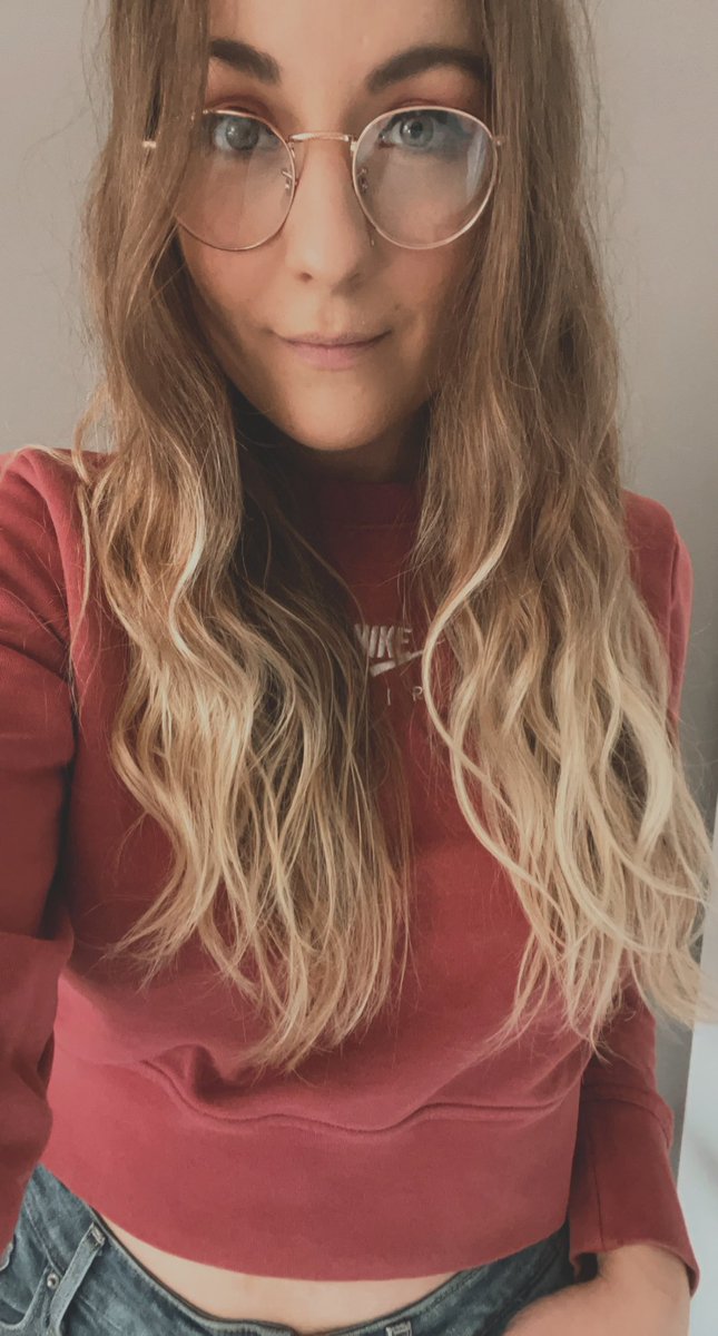 EmmaHiley2's tweet photo. @CloakTraveling so?? Agree they look better? 🤪

#me #selfie #glasses #nike #rayban #raybanglasses https://t.co/FHicrTpNLI