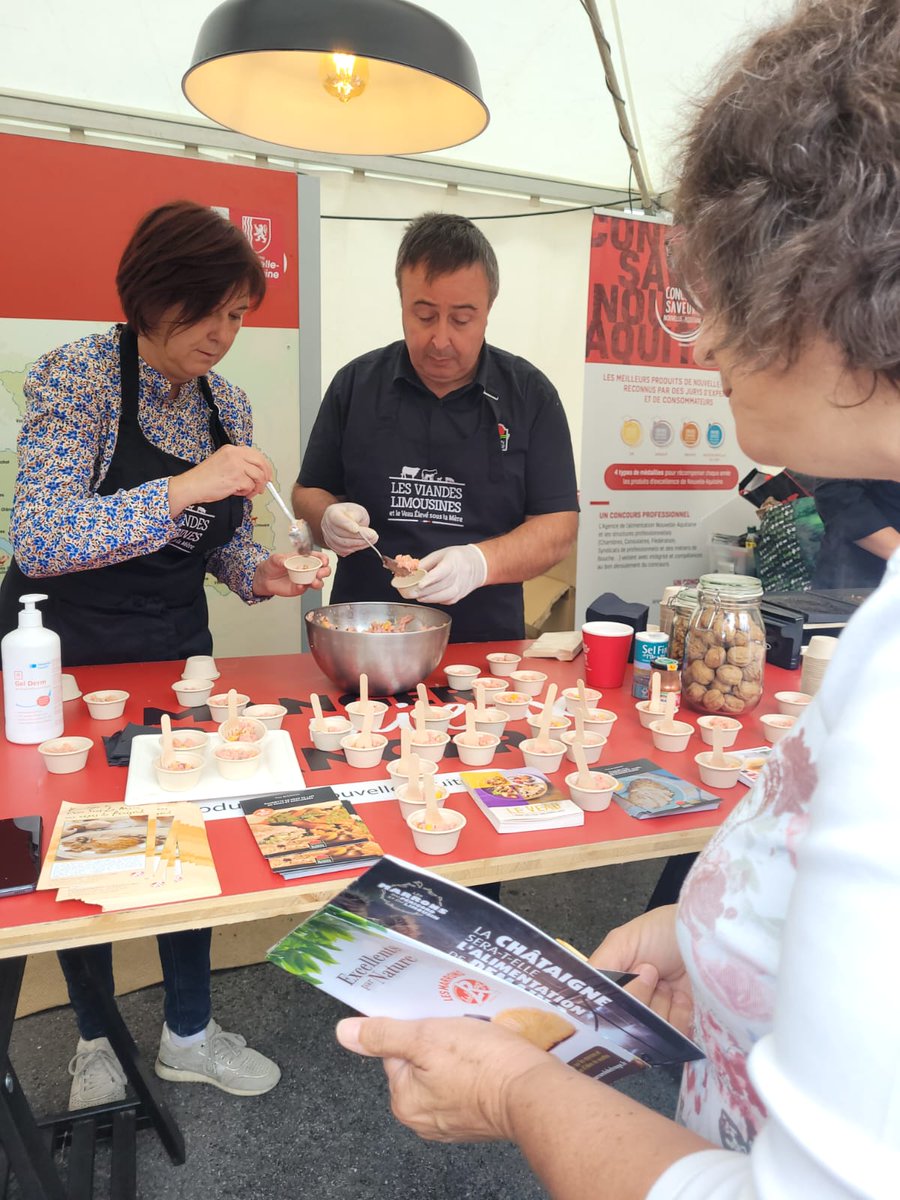 Interbevna's tweet photo. @VilledeSarlat, dégustations 🍴pédagogiques de #viande de #veausouslamère #fermier #limousin #IGP #LabelRouge avec l'@aana #citédugoût24 @artisanat24 #sobeval et #LimousinPromotion

Au programme : explication autour de la viande marinée et du tartare, des saveurs à associer 🍎🥝 https://t.co/jcF4BaFob9