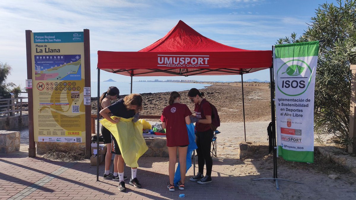 Seguimos con el #Protecto_ISOS Hoy ya más de 20 kilos de residuos recogidos en tan solo una hora en el espigón de la playa de La Llana de <a href="/SalinasSPedroPR/">Parque Regional Salinas San Pedro del Pinatar</a> coincidiendo con el Campeonato de Kayak de Mar de <a href="/juegos_del_agua/">Juegos del Agua</a>